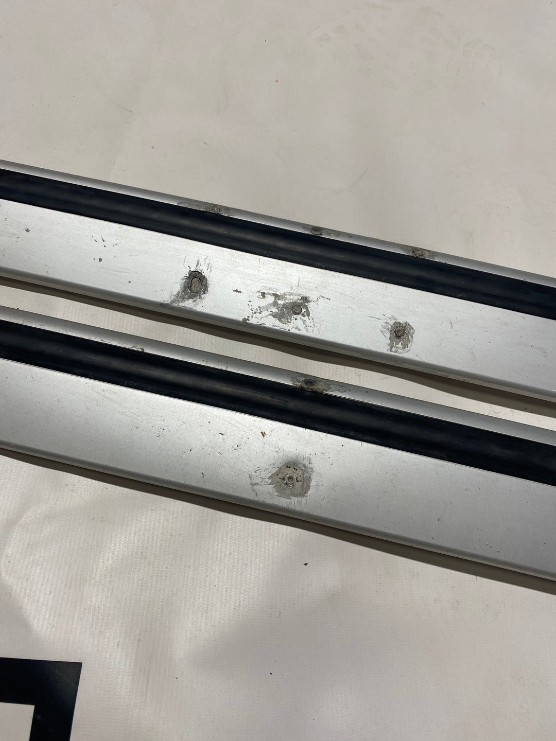 Thule 108cm Wingbars - Heavily Damaged