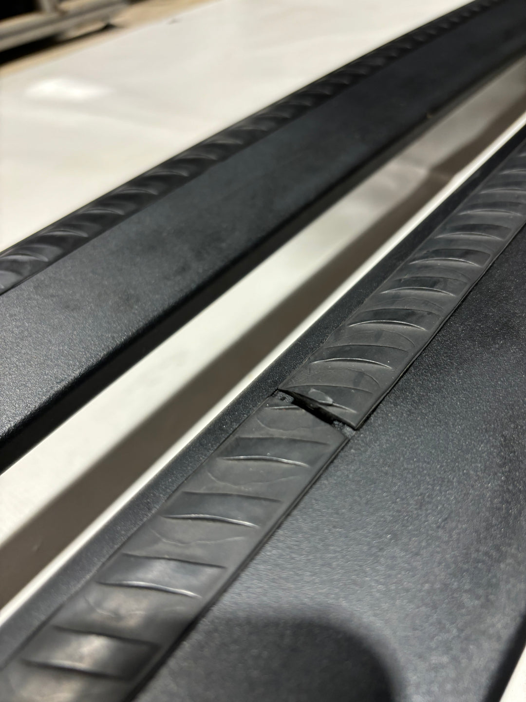 Thule 9591B & 4025 Roof Bar set for VAUXHALL Astra Sports Tourer 10 - 15