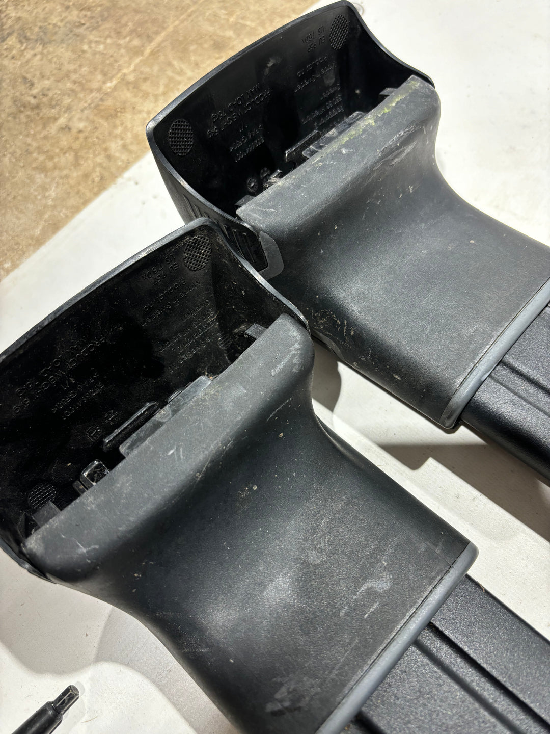 Thule 9591B & 4025 Roof Bar set for VAUXHALL Astra Sports Tourer 10 - 15