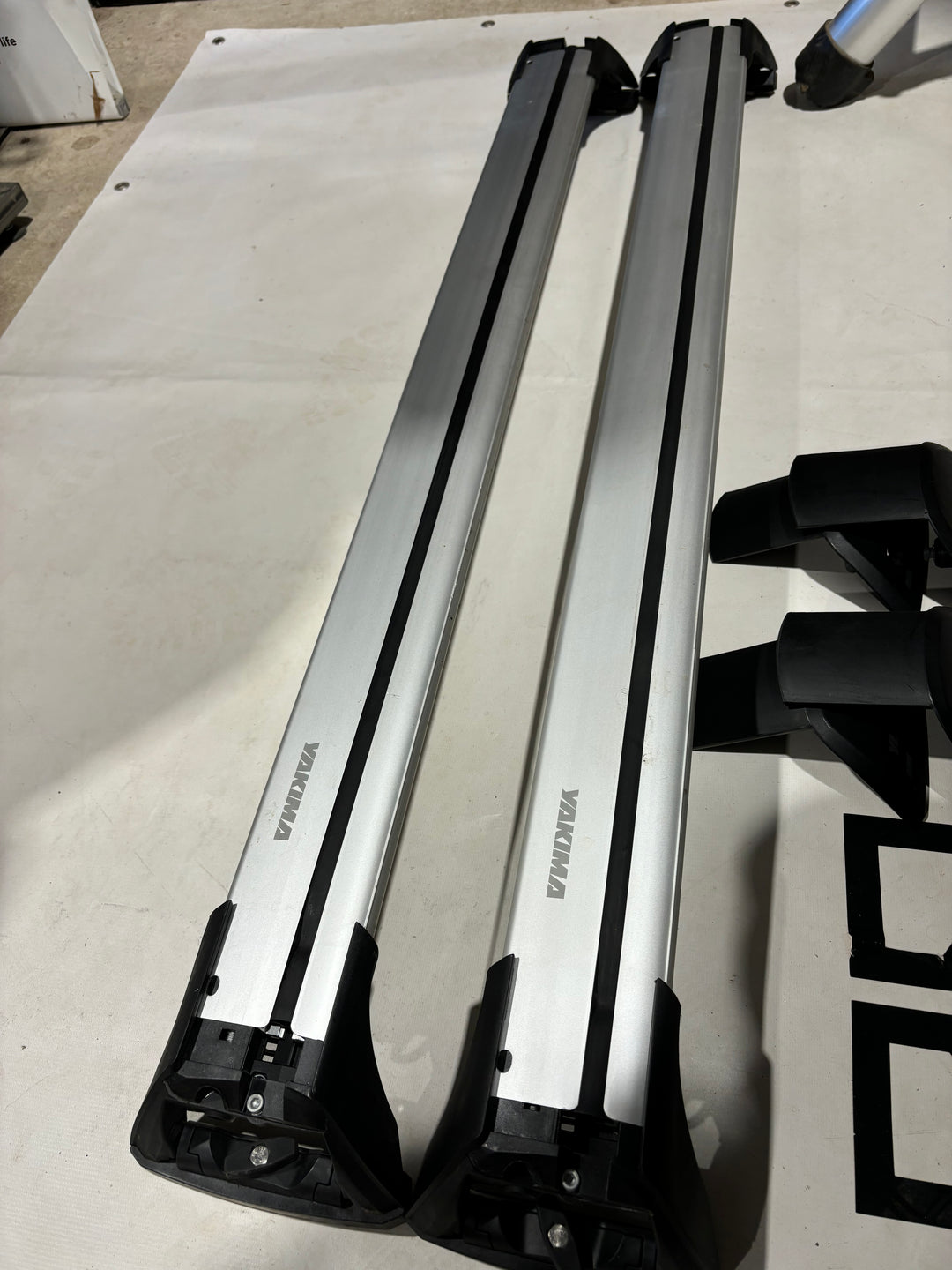 Roof Bar set for LAND ROVER Discovery MK 3 & 4 Yakima Whispbar S26Y/8178