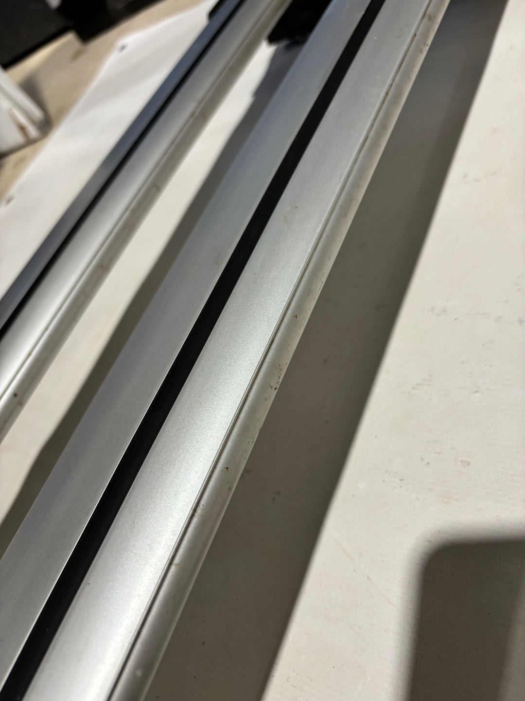 Roof Bar set for LAND ROVER Discovery MK 3 & 4 Yakima Whispbar S26Y/8178