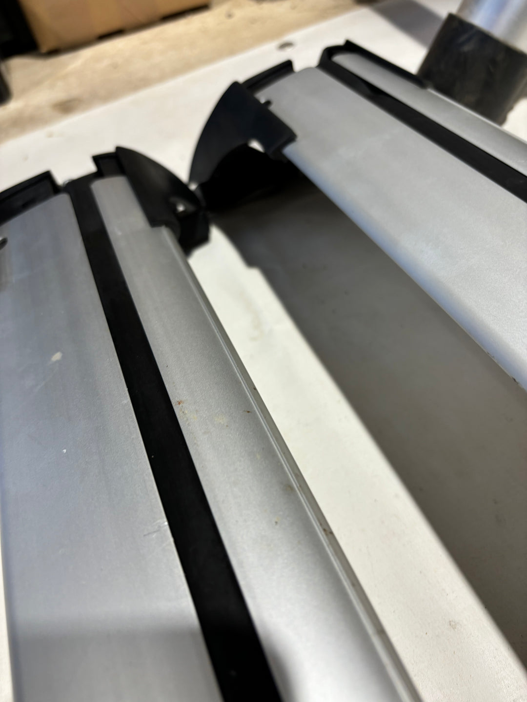 Roof Bar set for LAND ROVER Discovery MK 3 & 4 Yakima Whispbar S26Y/8178