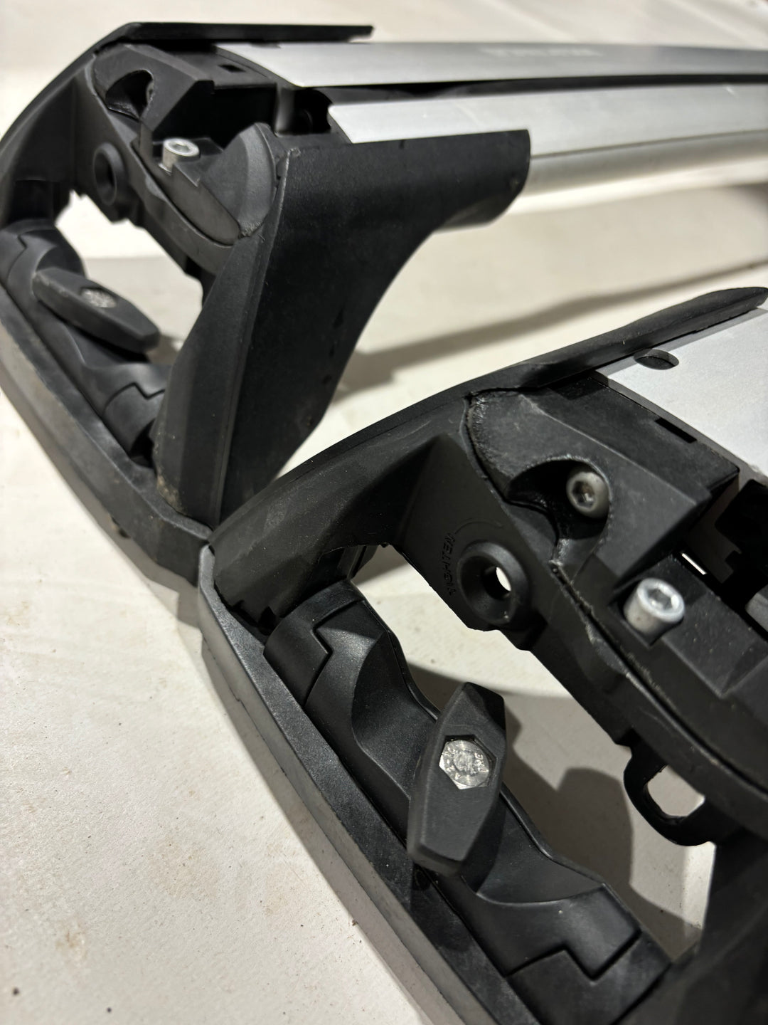 Roof Bar set for LAND ROVER Discovery MK 3 & 4 Yakima Whispbar S26Y/8178