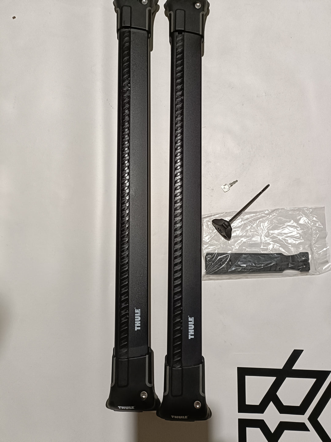 Thule 9582B wingbar Edge Black. New straps