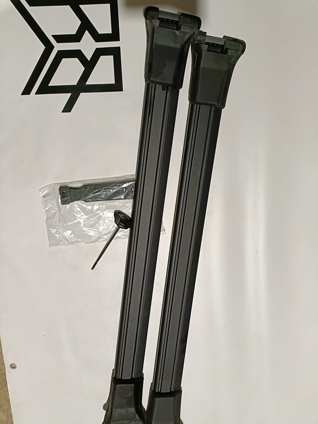 Thule 9582B wingbar Edge Black. New straps