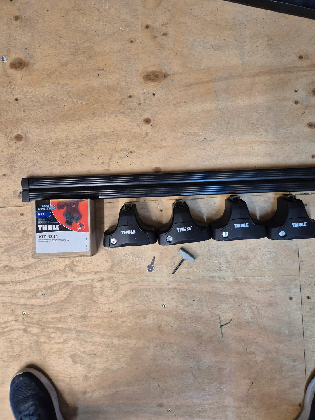 Thule Roof Bars for Renault Laguna Mk II 01 - 07 - Flat Roof (1311 - 754 - 761)