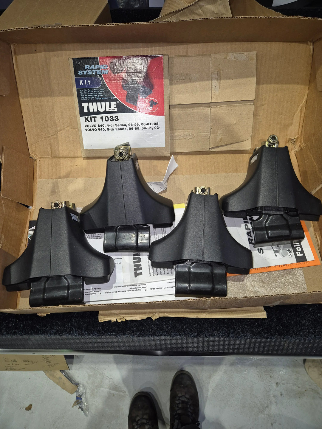 Thule 1033 & 750 Footpack set for Volvo S40 & V40 1996 to 2003
