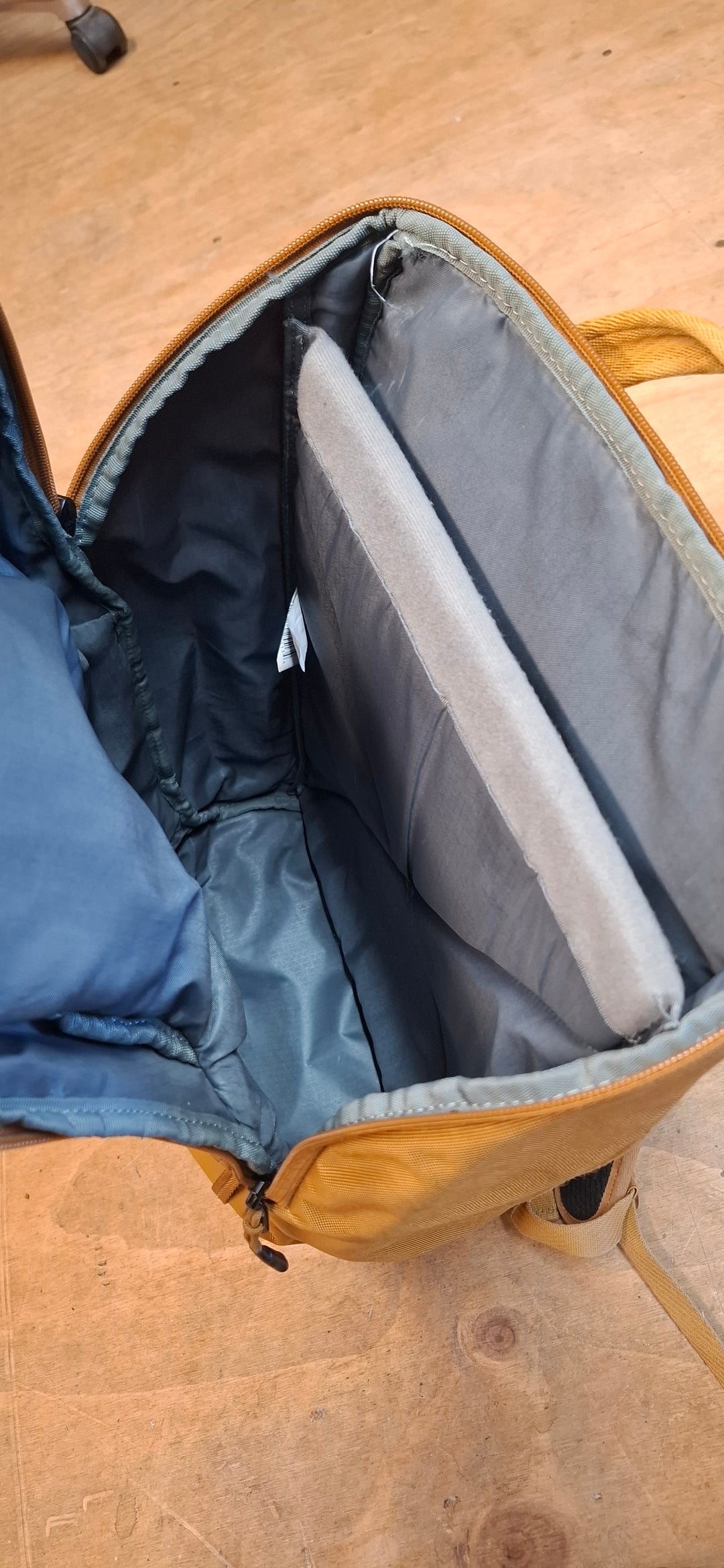 Thule chasm 26L rucksack in golden colour - read description