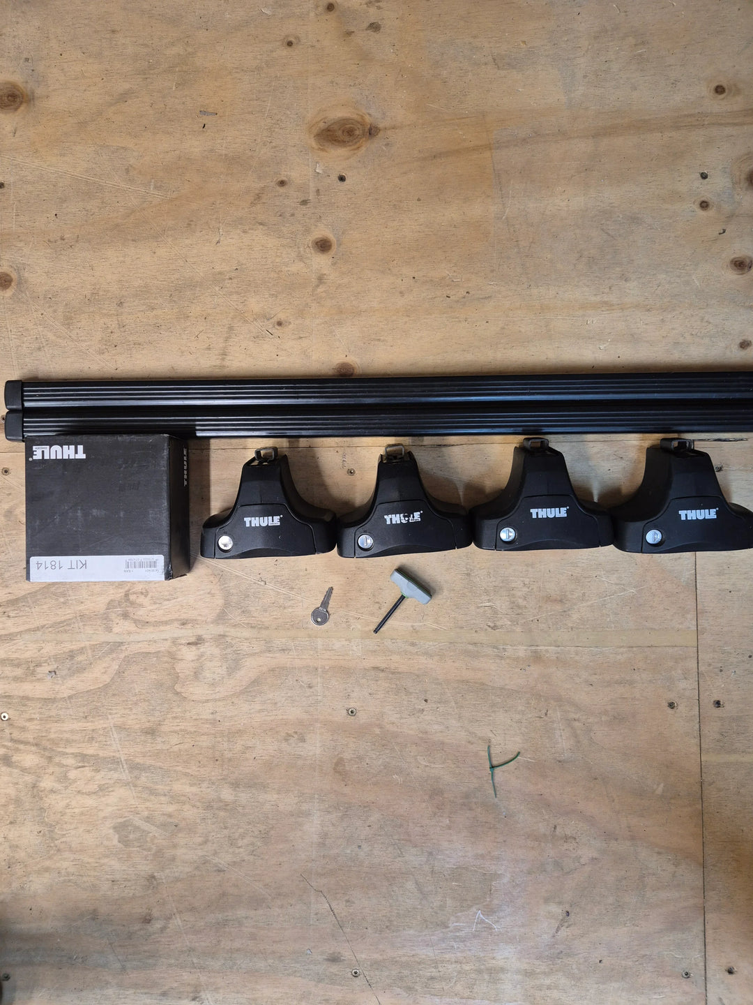 Thule Roof Bars for Ford Mondeo Estate 2015 onward - Flat roof (1814 - 754 - 762)