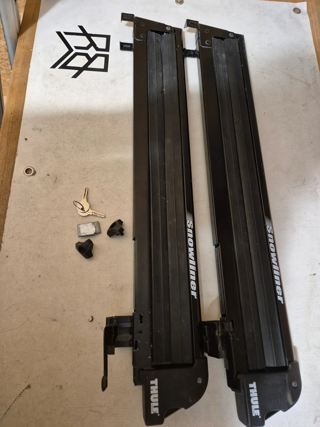 Thule Snowliner - carries 4 ski pairs