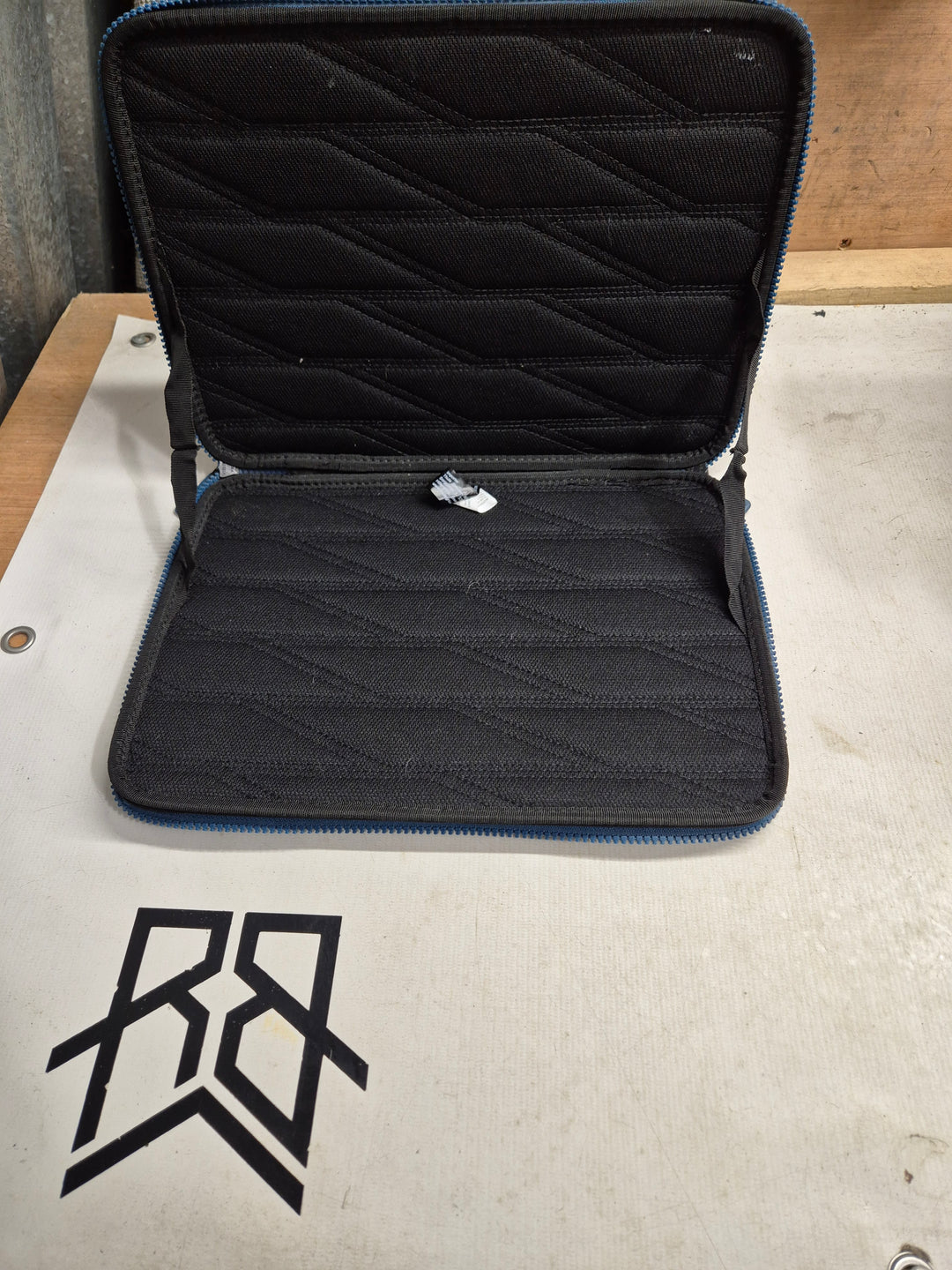 Thule Gauntlet Laptop Carrier 12 inch case