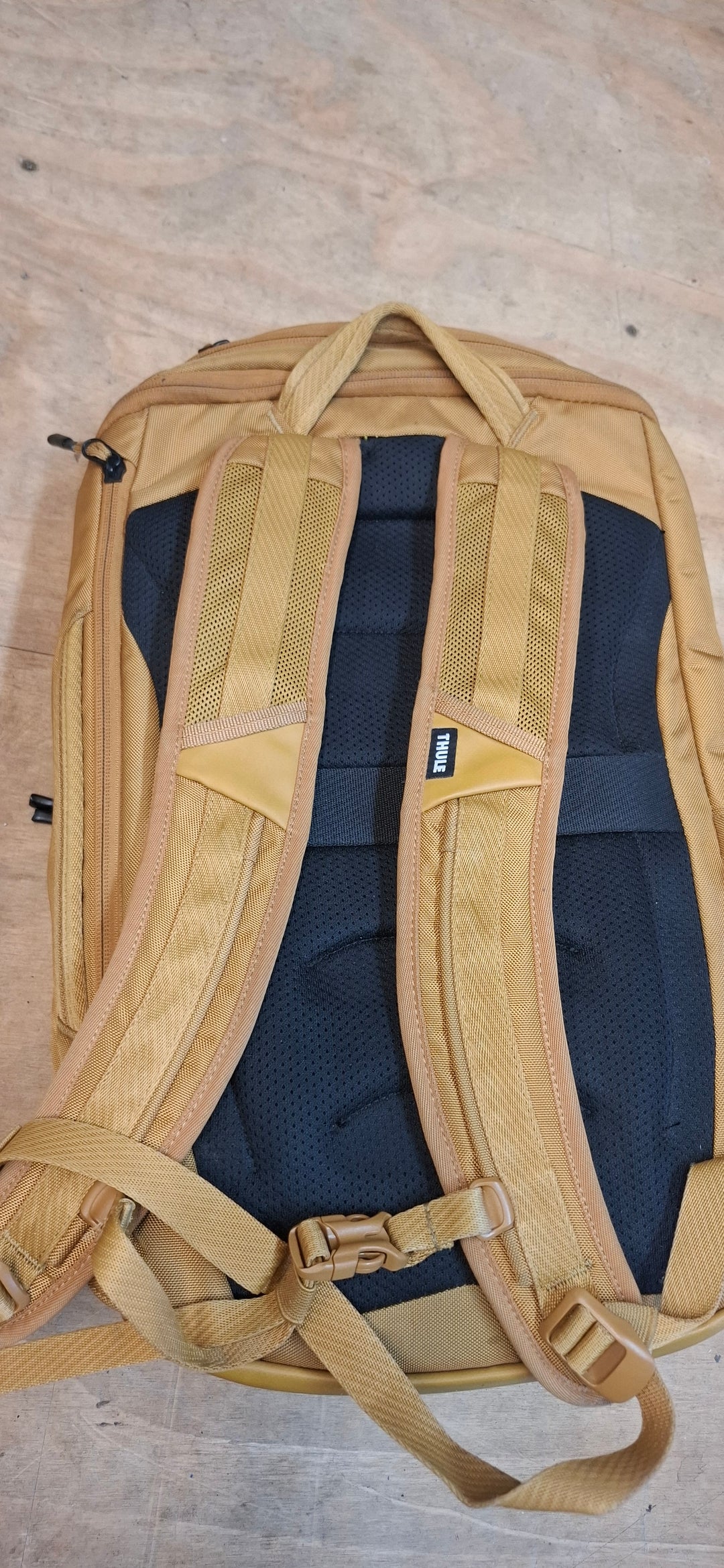 Thule chasm 26L rucksack in golden colour - read description