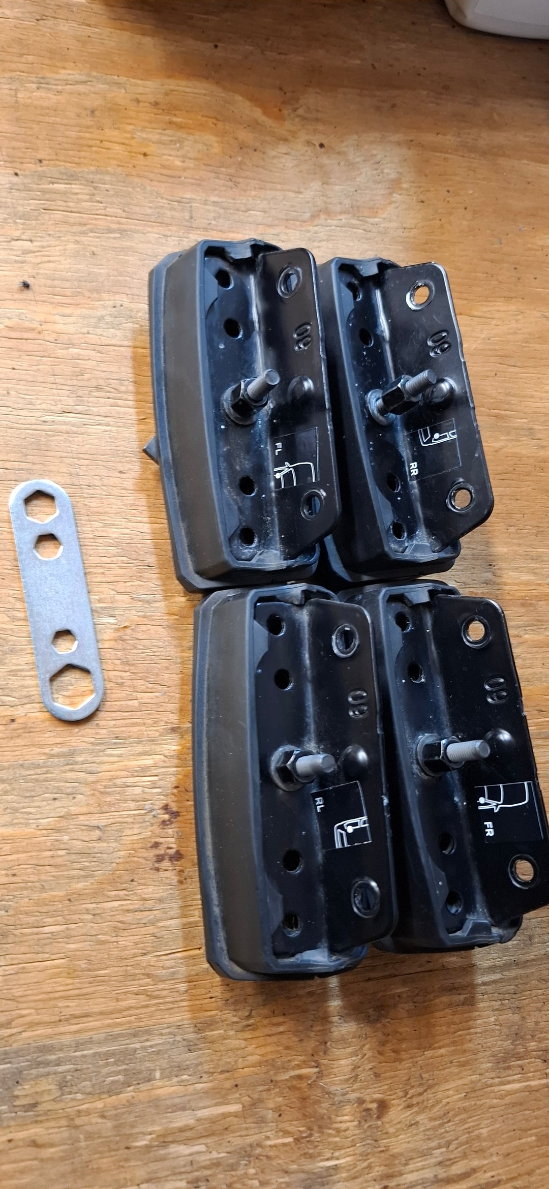 Thule 3027 Fitting Kit - LAND ROVER Discovery (Mk.IV), 5-dr SUV, 09 onwards & Others- Used